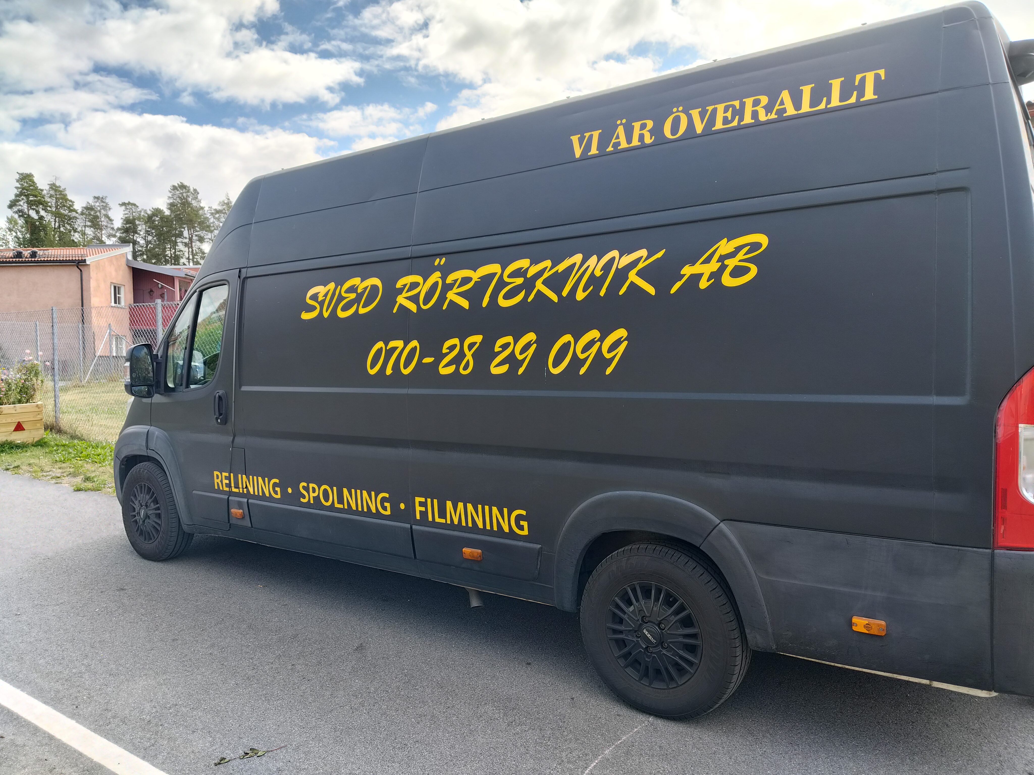 Mörk servicebil med texten Sved Rörteknik AB och tjänsterna relining, spolning och filmning.